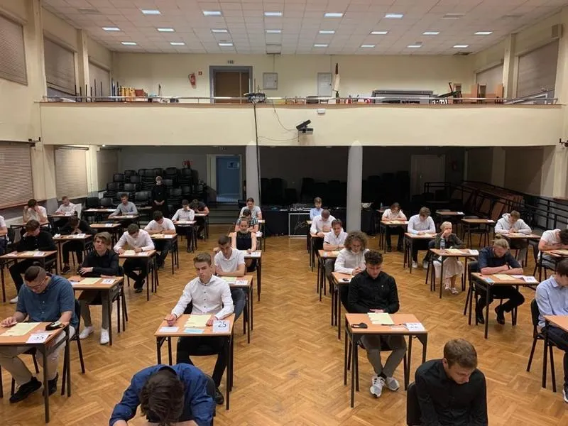 Egzamin zawodowy a dyplom i praca – czy jest konieczny?