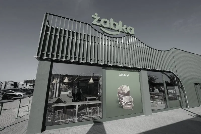 Ile naprawdę zarabia pracownik Żabki? Poznaj czynniki wpływające na jego pensję