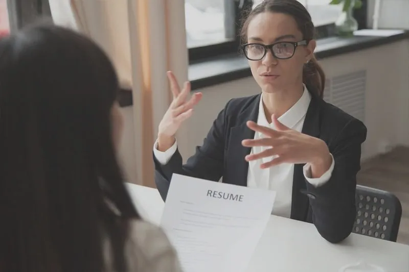 Ile trwa rozmowa o pracę? Oczekiwania kontra rzeczywistość rekrutacji